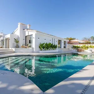 Peman Luxurious Beachside Villa